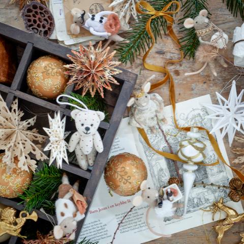 Anisa Bibelot, Or, Plastique