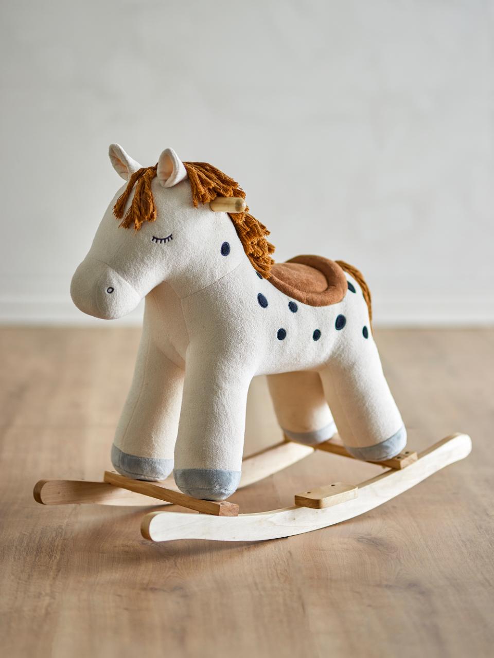 cheval à bascule en plastique coloré dans l'aire de jeux. poser sur cheval à bascule en plastique coloré dans l'aire de jeux. poser sur